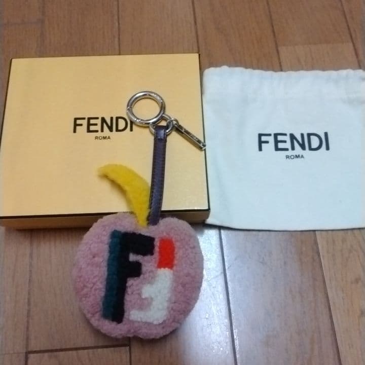 お値下げ　FENDI バッグチャーム　Apple りんご　ピーカブー