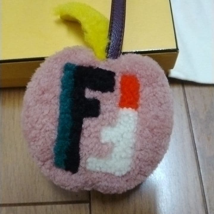 お値下げ　FENDI バッグチャーム　Apple りんご　ピーカブー