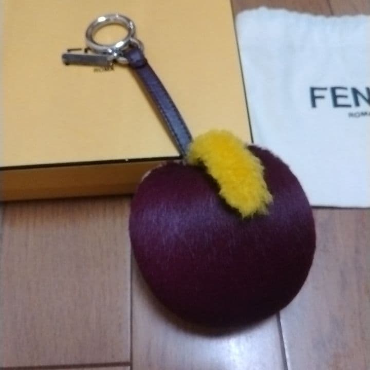 お値下げ　FENDI バッグチャーム　Apple りんご　ピーカブー