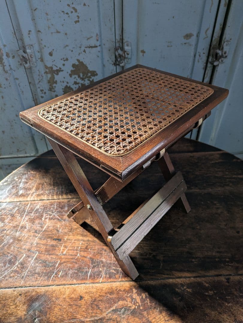 折りたたみ椅子　折りたたみスツール　飾り台　サイドテーブル　木製　レトロ　籐製