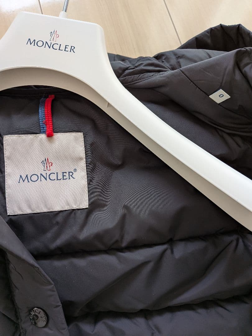 三越本店購入　Moncler ダウン　黒色　フード付き　美品