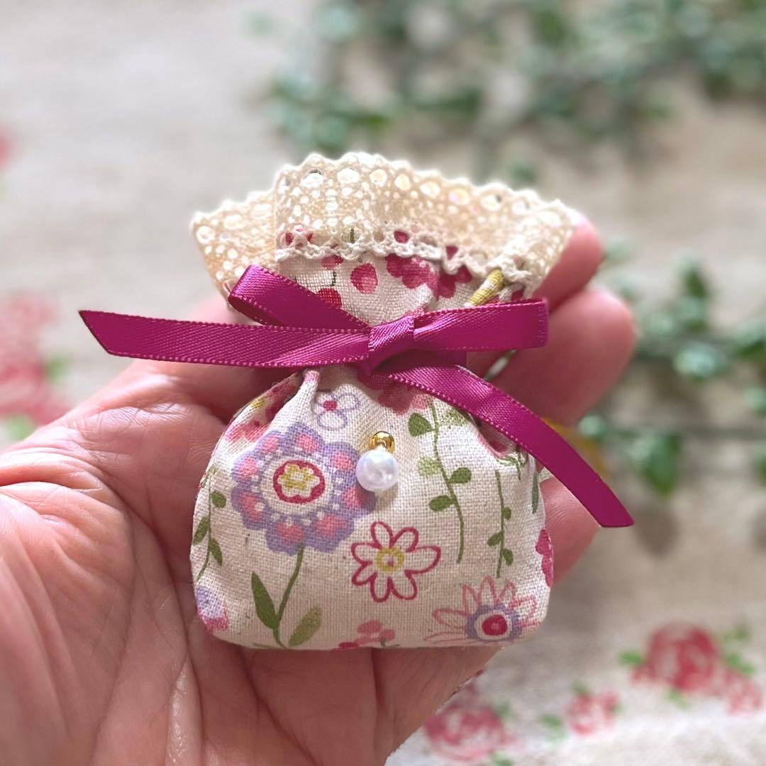 No.2304-24 ミニストラップサシェ 香り袋 春の小花柄＊パール②