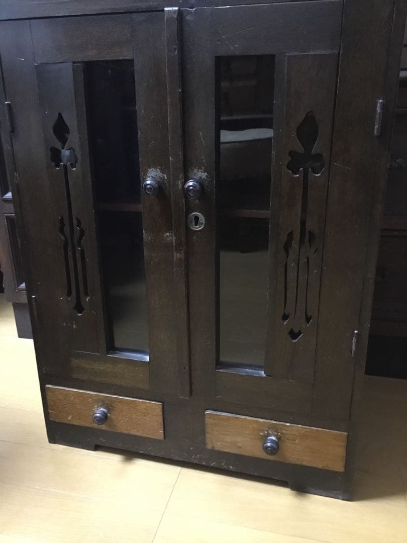 キャビネット　装飾ガラス扉　アンティーク　本箱