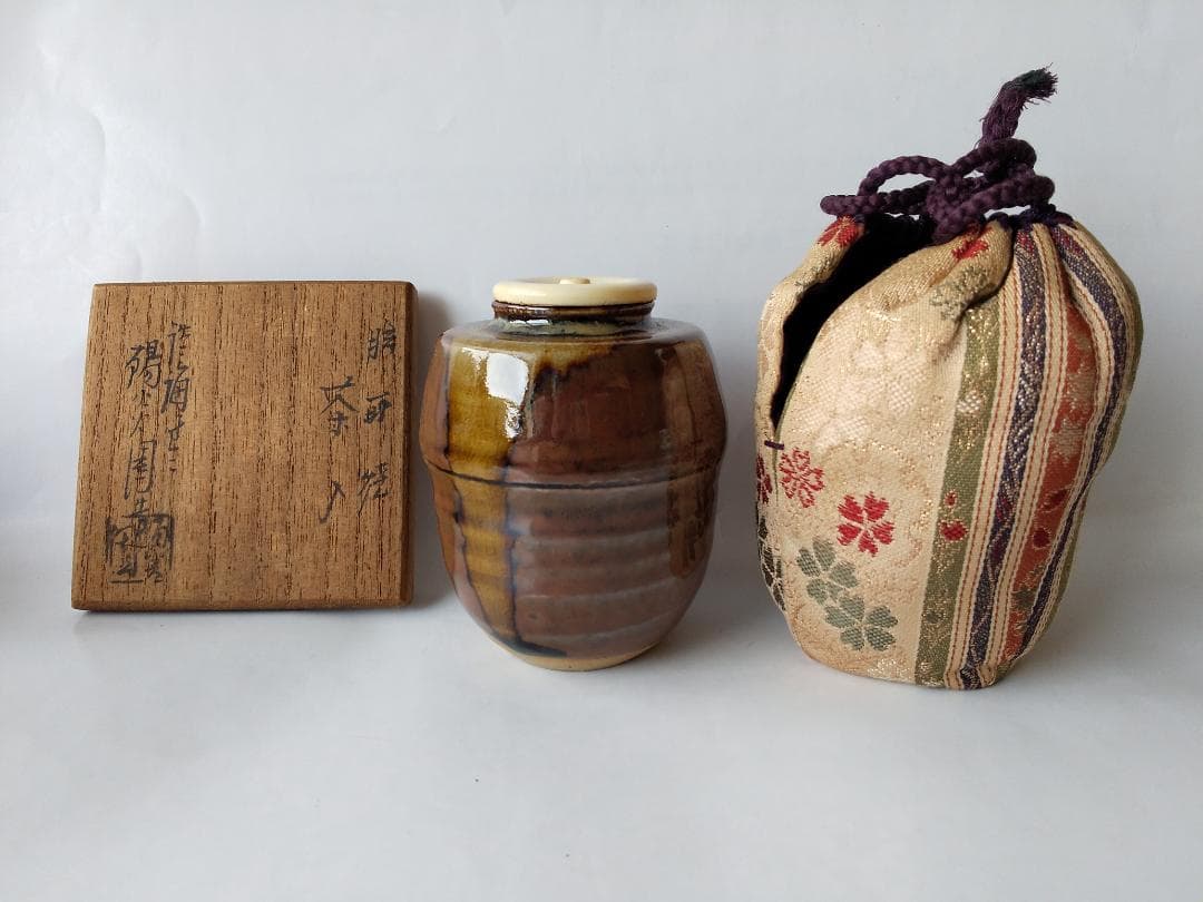 膳所焼 茶入 淡海ぜぜ 陽炎園 仕覆 桜金襴間道 茶道具 共箱 美品 です。