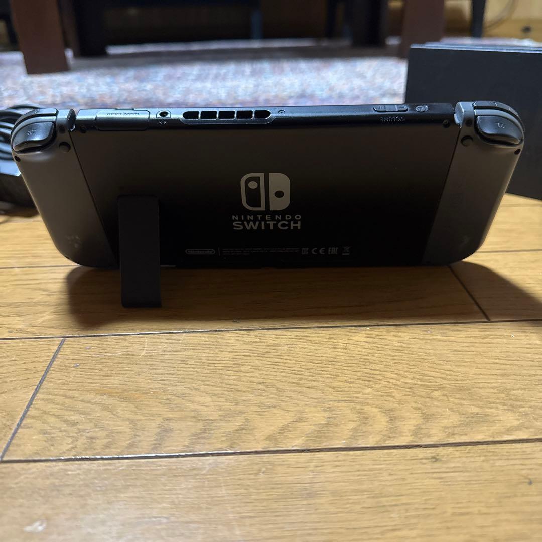 Nintendo Switch 本体 グレー　ドック、グリップ、ストラップ