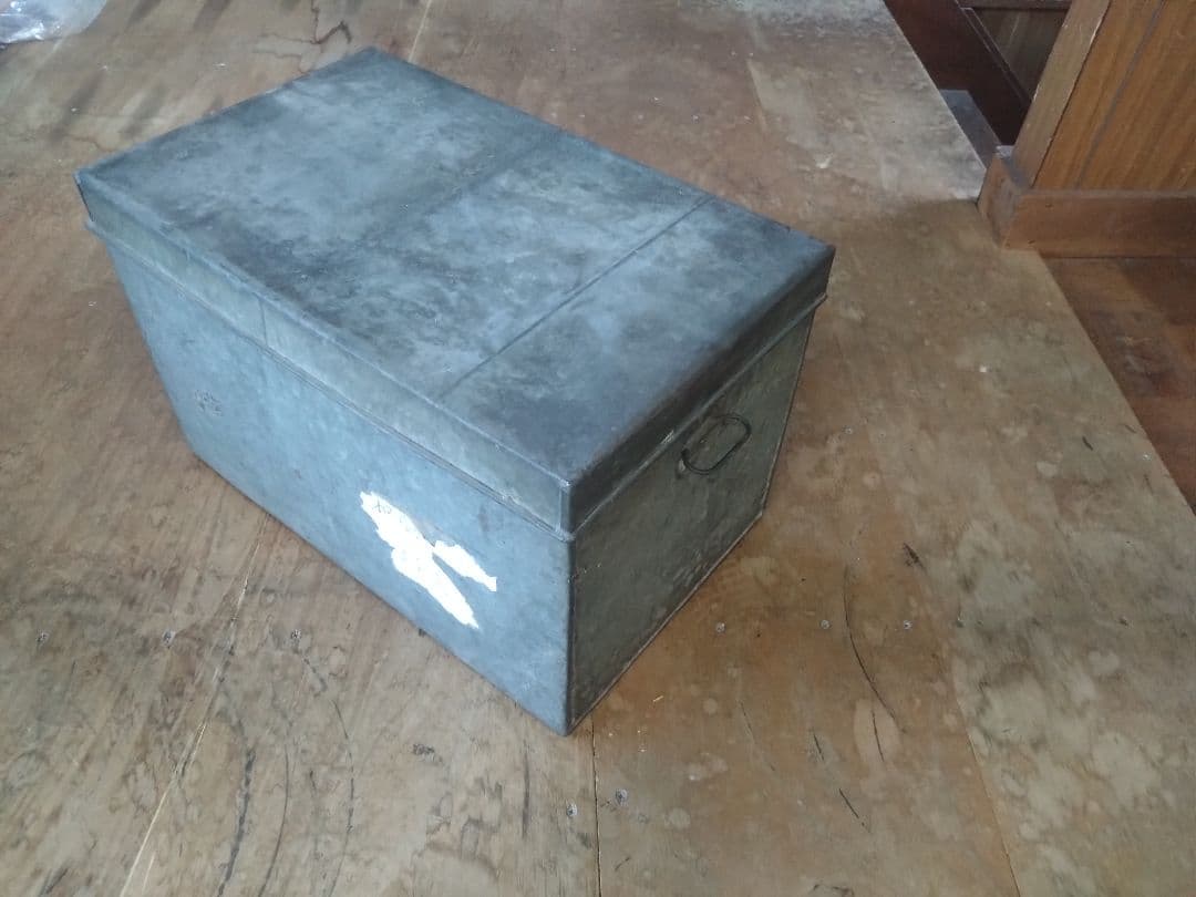 アンティーク　ブリキ製衣類収納箱