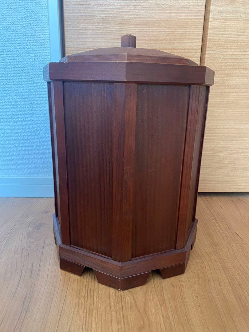 木製木の香りかおる、八角形の木製蓋つきゴミ箱（ブラウン）