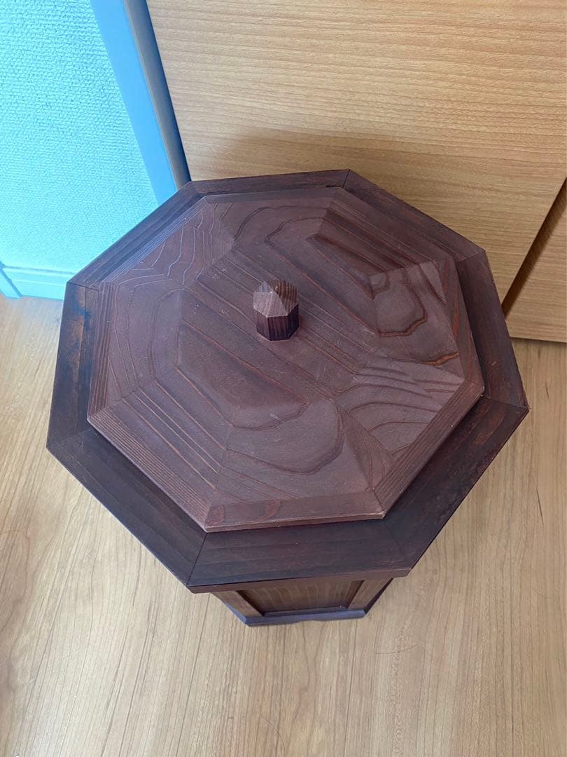 木製木の香りかおる、八角形の木製蓋つきゴミ箱（ブラウン）