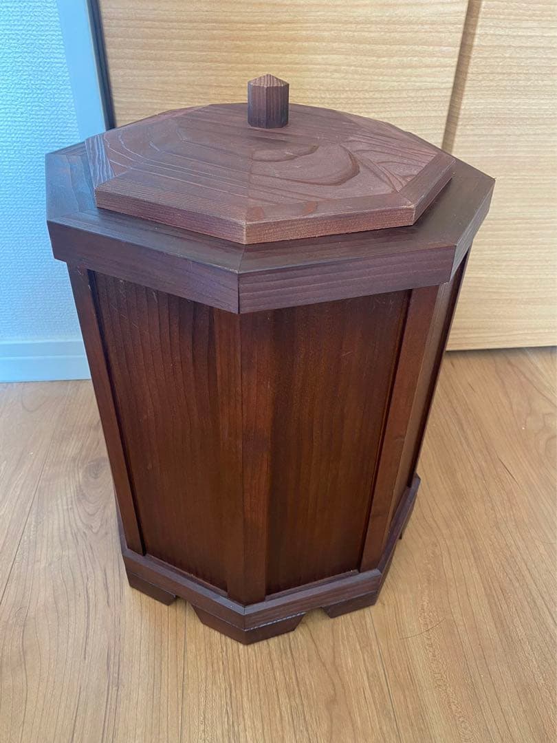 木製木の香りかおる、八角形の木製蓋つきゴミ箱（ブラウン）