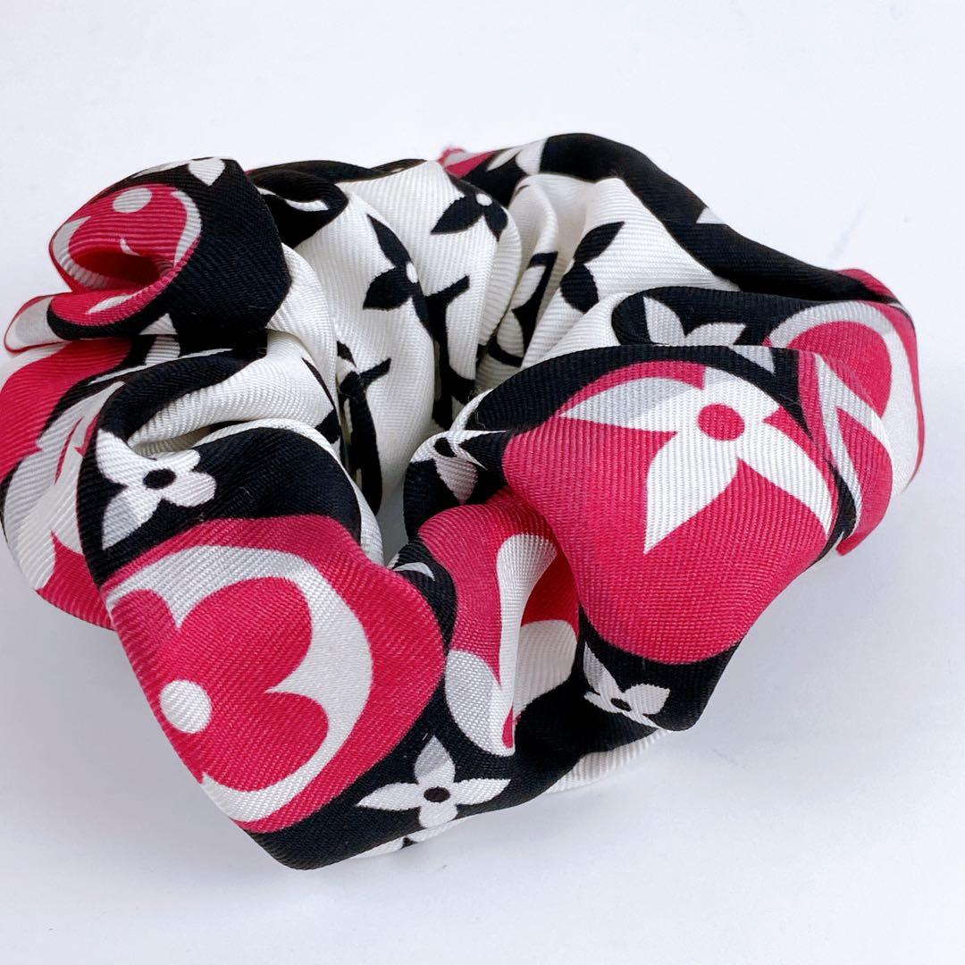 美品 VUITTON シュシュ モノグラム マルチカラー ロゴ金具