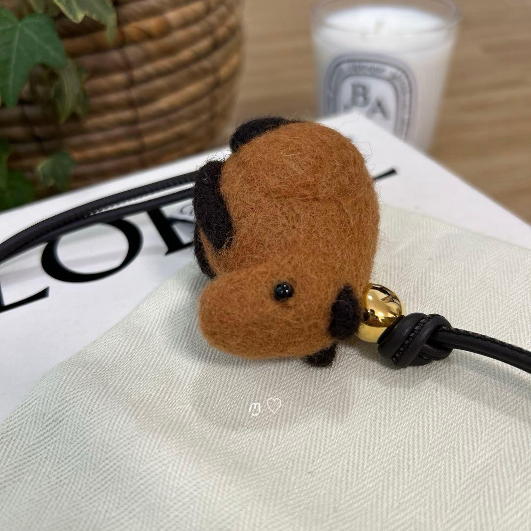 LOEWEロエベ　カピバラチャーム　キーホルダーバッグチャーム　アナグラムペブル