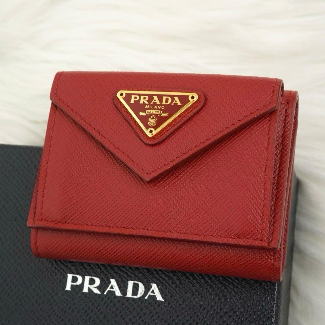 未使用品　PRADA プラダ　三つ折り財布　サフィアーノレザー　三角プレート　赤