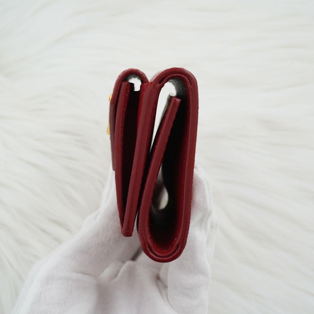 未使用品　PRADA プラダ　三つ折り財布　サフィアーノレザー　三角プレート　赤