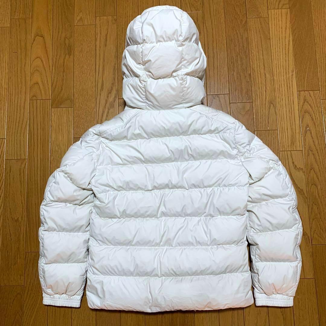 モンクレール ホワイトのフード付きダウンジャケット