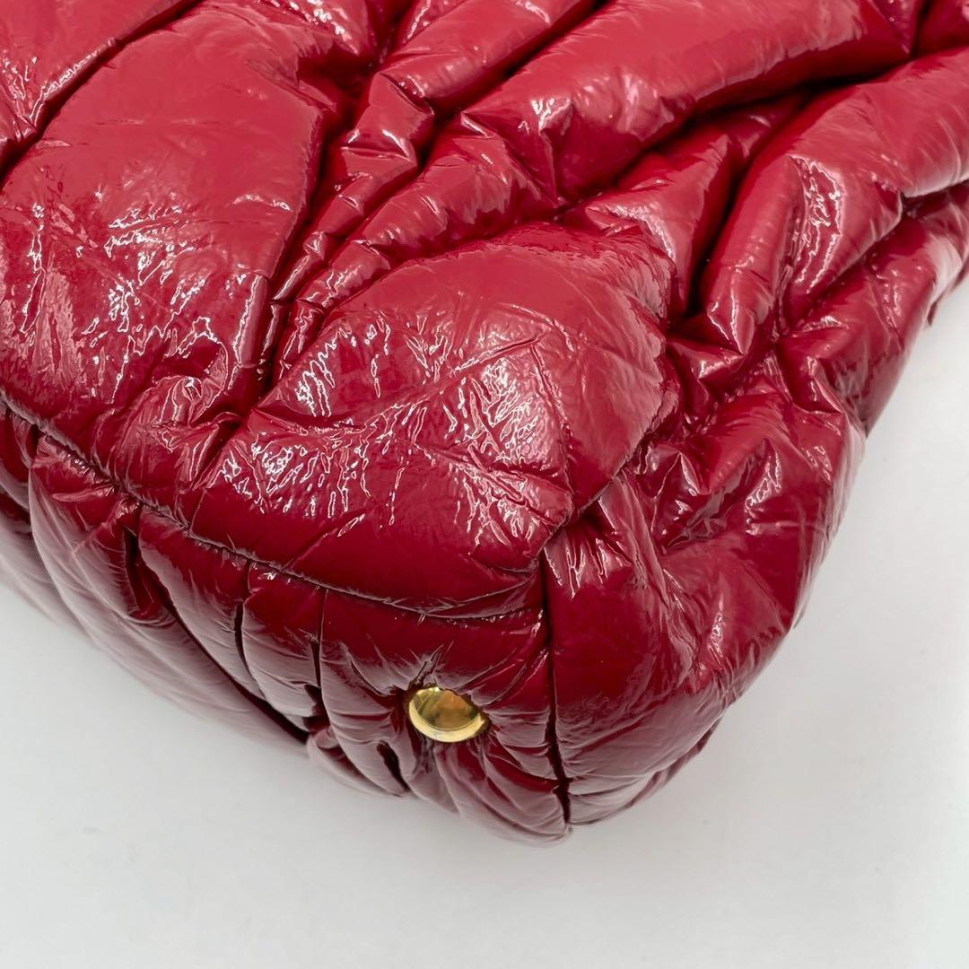 良品　ミュウミュウ　マテラッセ　2way トートバッグ　パテントレザー　レッド