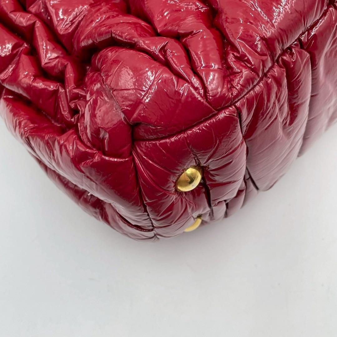 良品　ミュウミュウ　マテラッセ　2way トートバッグ　パテントレザー　レッド