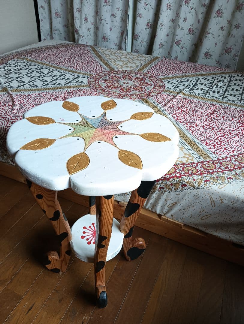 木製サイドテーブル 花形 牛柄　手描き　1点物