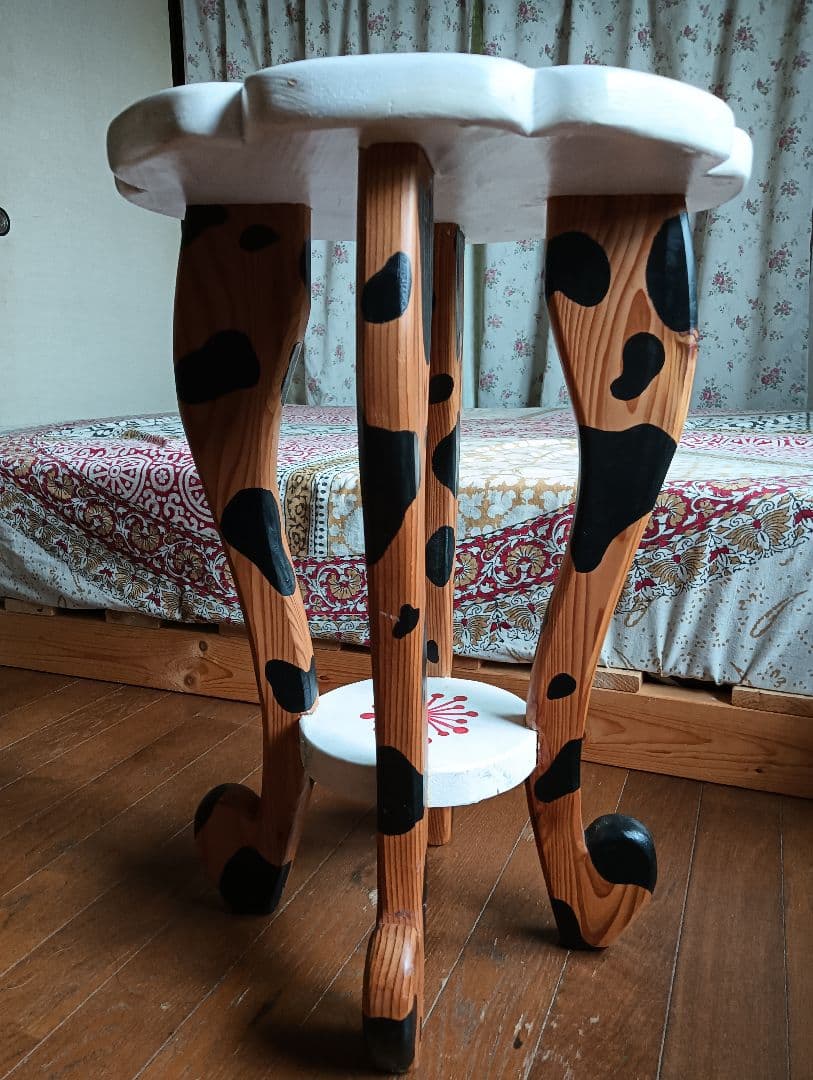 木製サイドテーブル 花形 牛柄　手描き　1点物