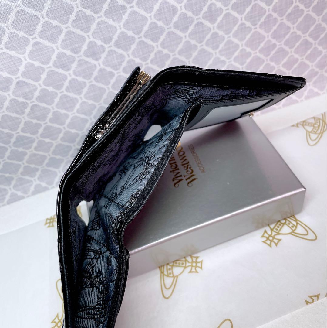 【内側に素敵な柄♡新作】Vivienne Westwood 折財布 エナメル黒