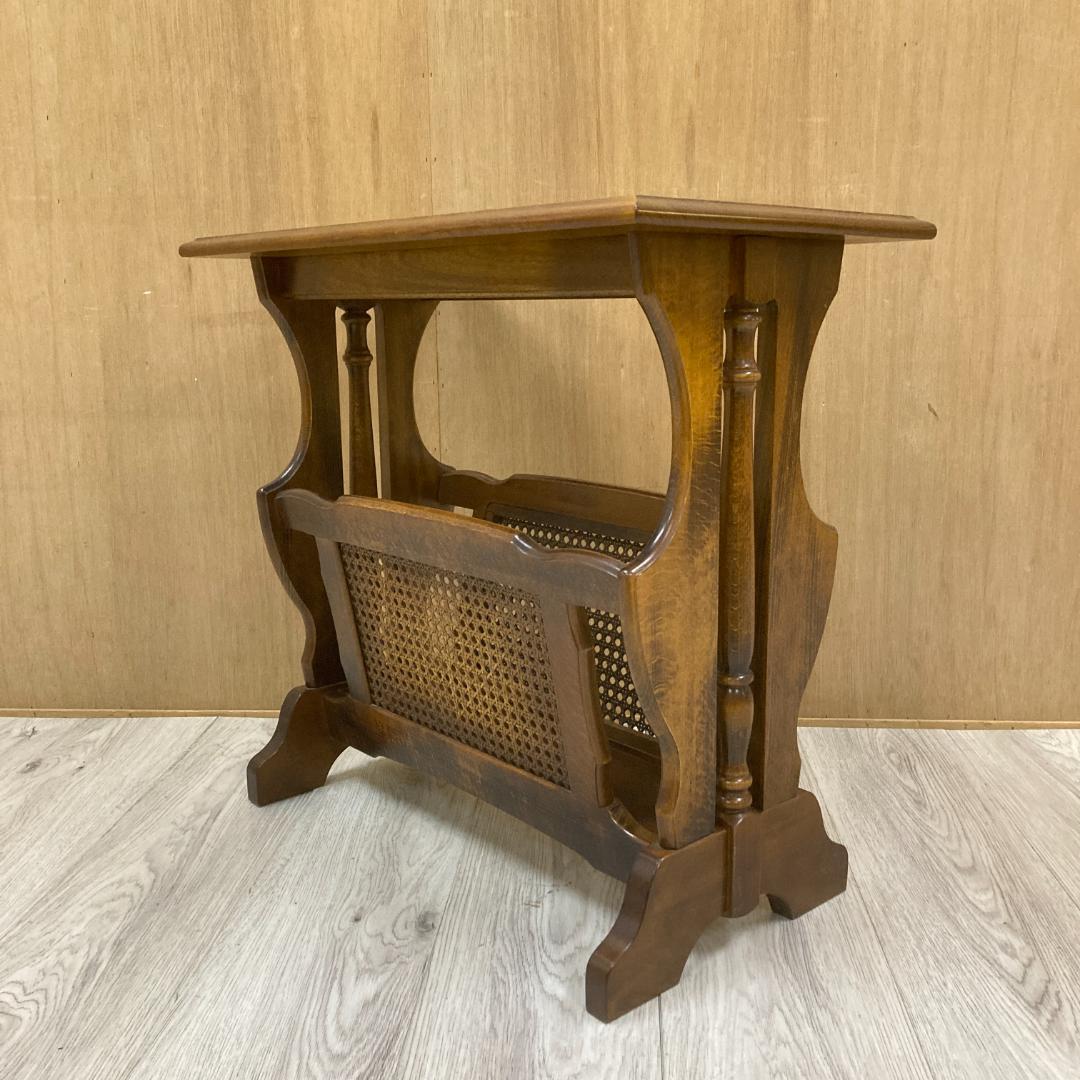 【カリモク】コロニアル　マガジンラック付き サイドテーブル