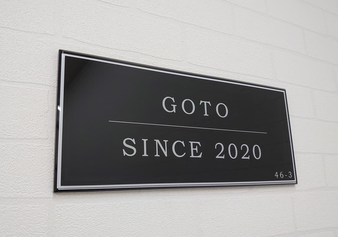 【アクリル表札】単色ベース縁取り＊４辺４５度面取り鏡面磨き＊1㎜単位、穴開け対応