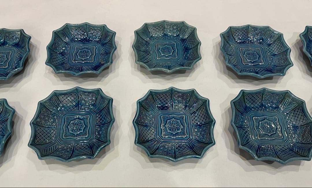 淡路珉平焼　瑠璃釉青交趾陽刻輪花型 10枚