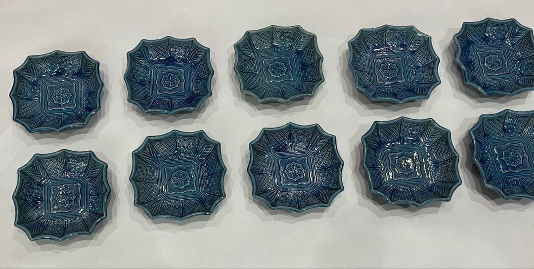 淡路珉平焼　瑠璃釉青交趾陽刻輪花型 10枚