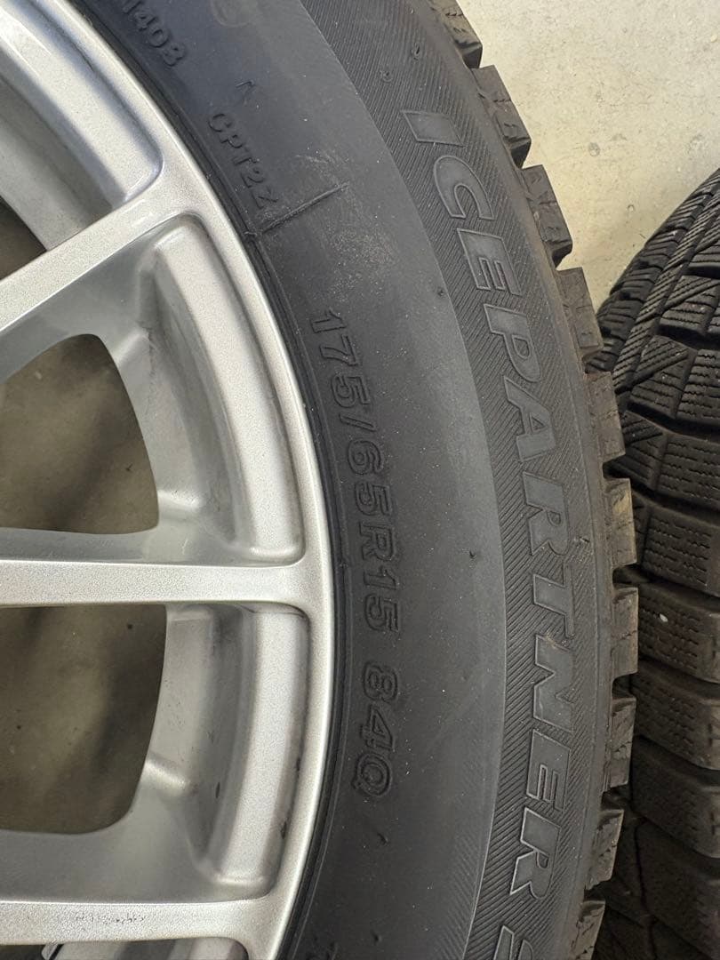 トヨタアクア　スタッドレス175 65 15