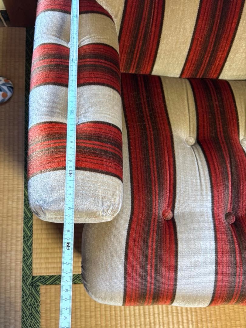 3人掛けソファ 赤とベージュストライプのレトロなソファ