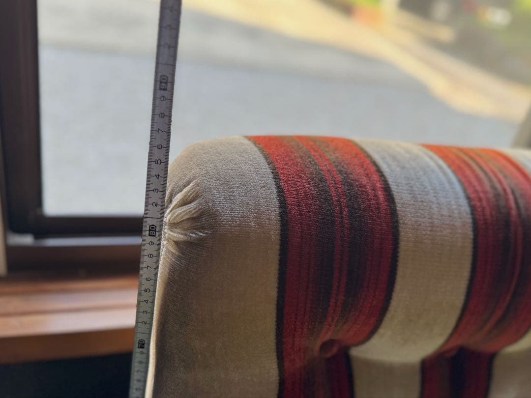 3人掛けソファ 赤とベージュストライプのレトロなソファ