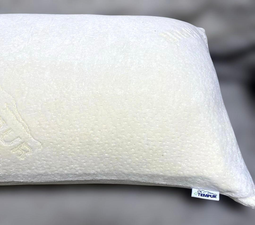 テンピュールロングハグピローカバー付き