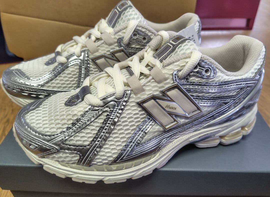 未使用品タグ付きNew Balance 1906R シルバー/ホワイト