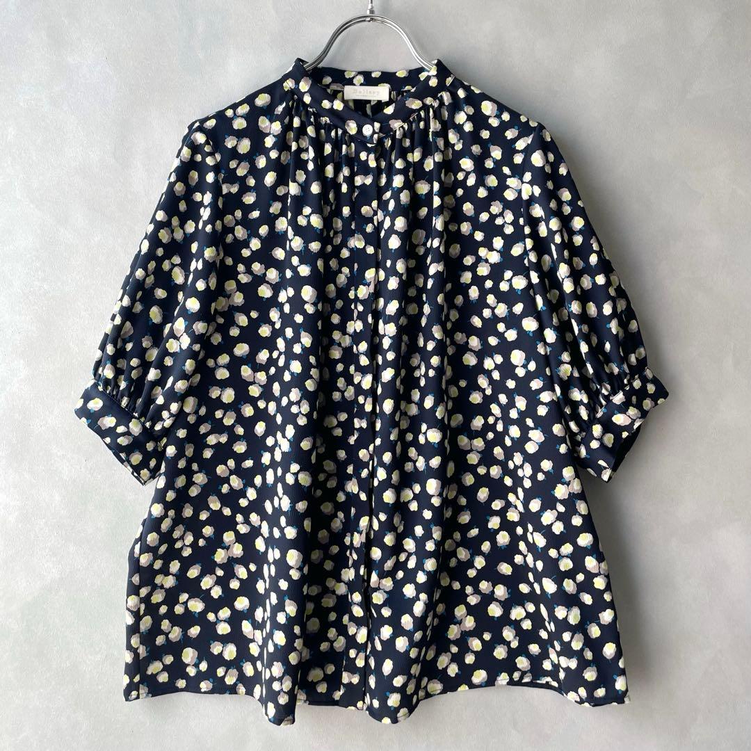 美品✨ボールジィ 23SS フラワープリント　五分袖丈ブラウス　紺　36 9号