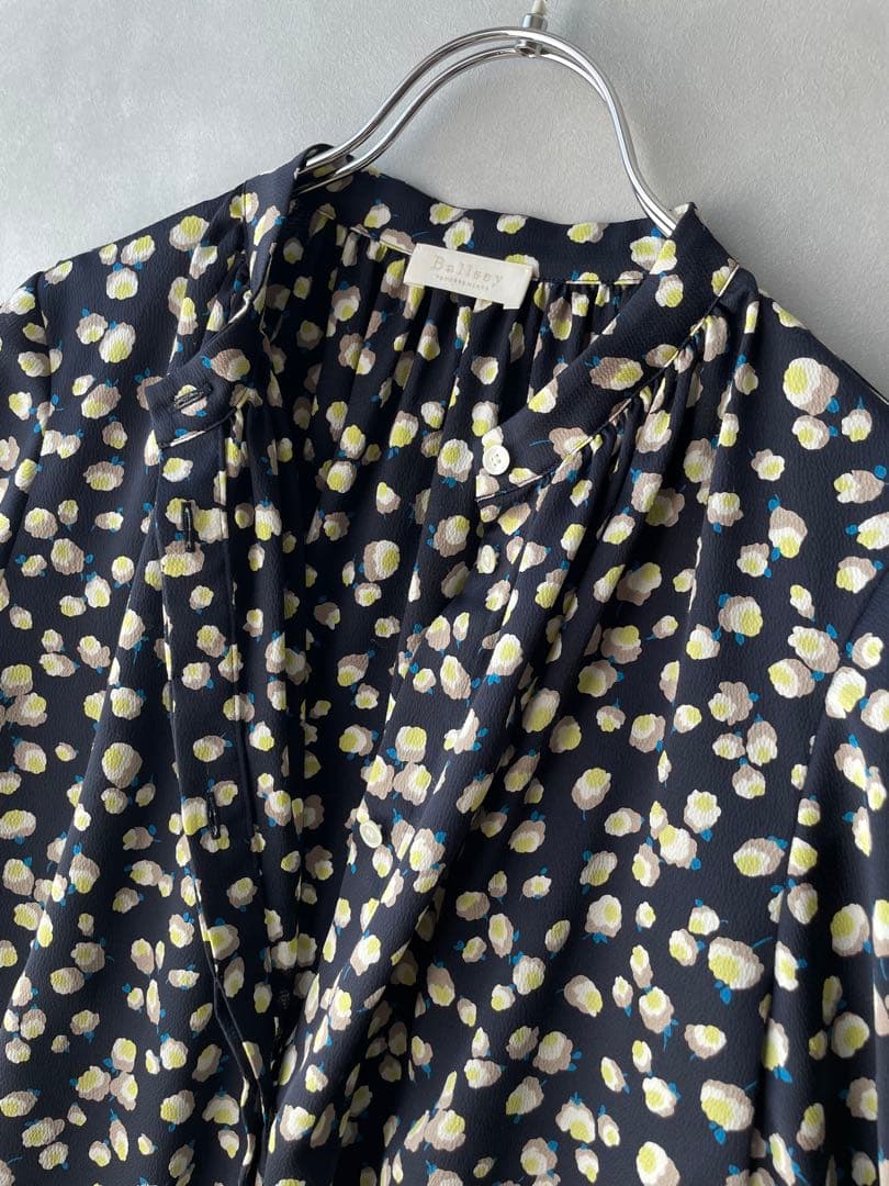 美品✨ボールジィ 23SS フラワープリント　五分袖丈ブラウス　紺　36 9号