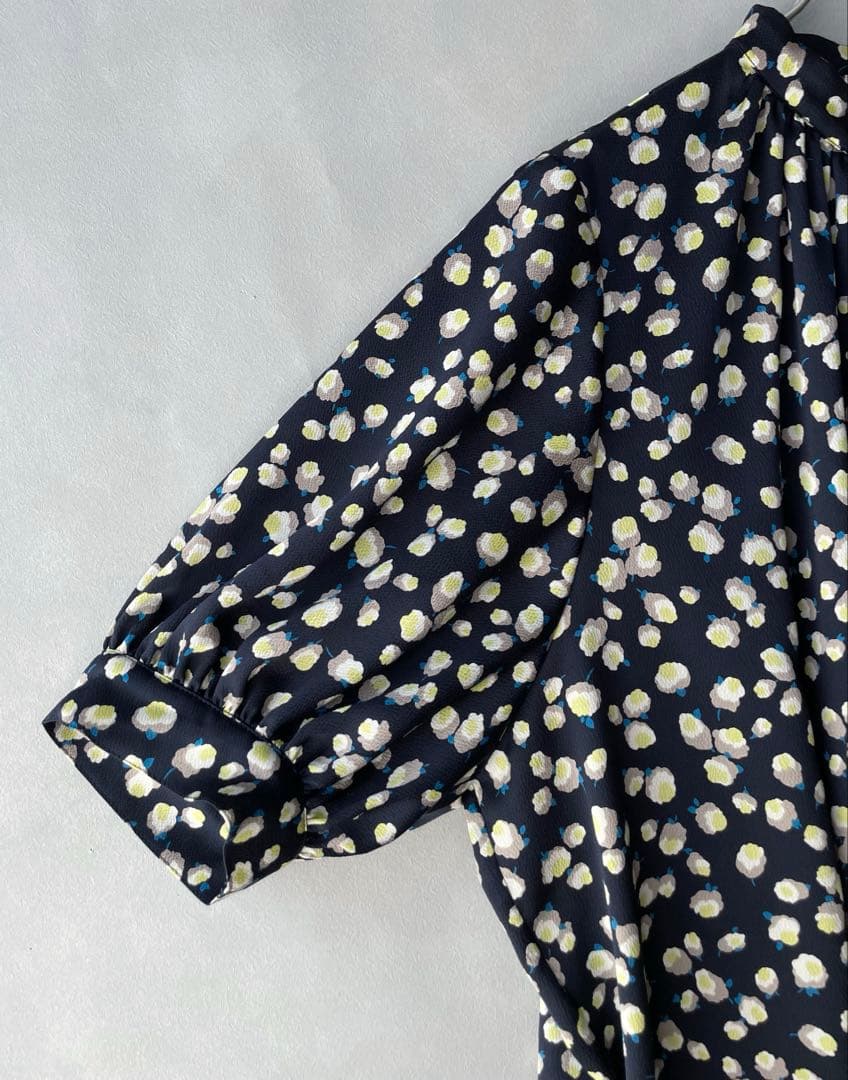 美品✨ボールジィ 23SS フラワープリント　五分袖丈ブラウス　紺　36 9号