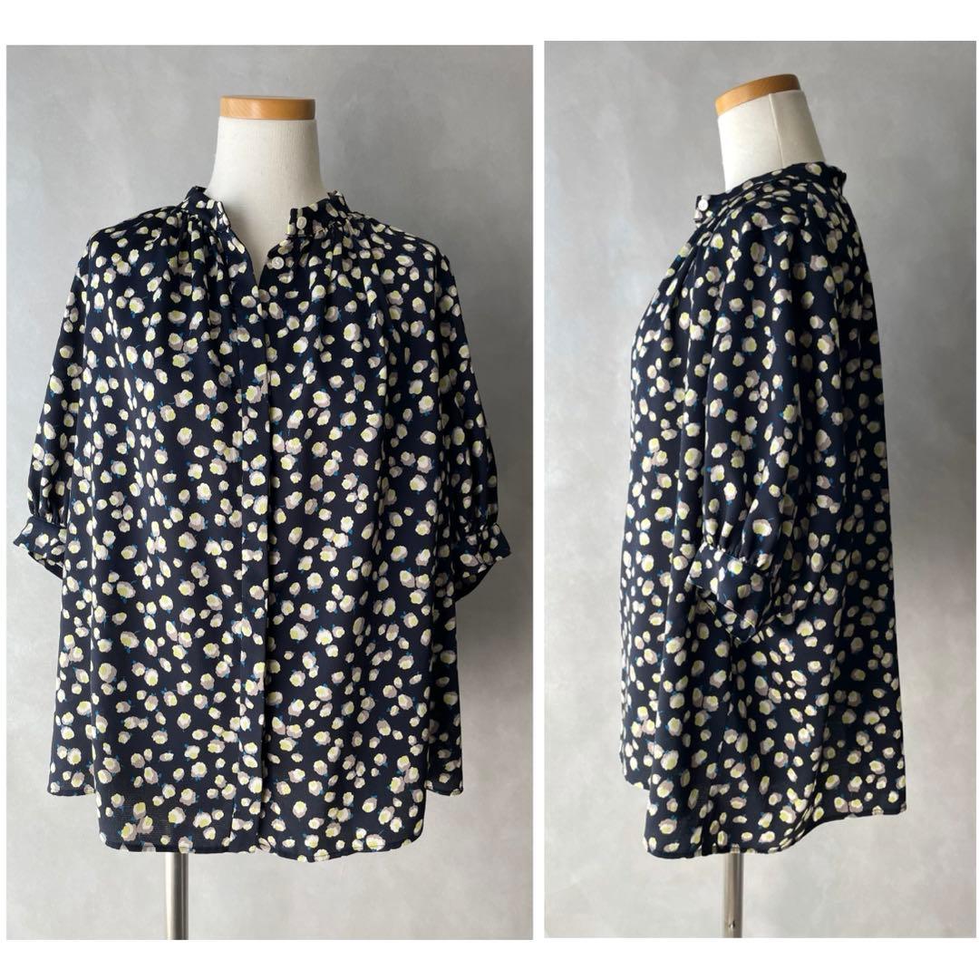 美品✨ボールジィ 23SS フラワープリント　五分袖丈ブラウス　紺　36 9号