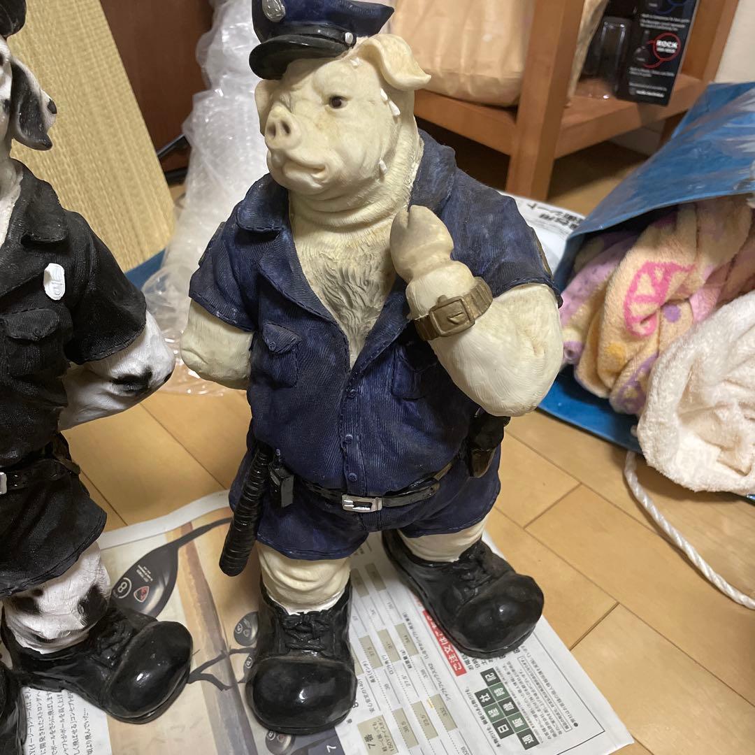 ダルメシアンと豚の警察官 置物