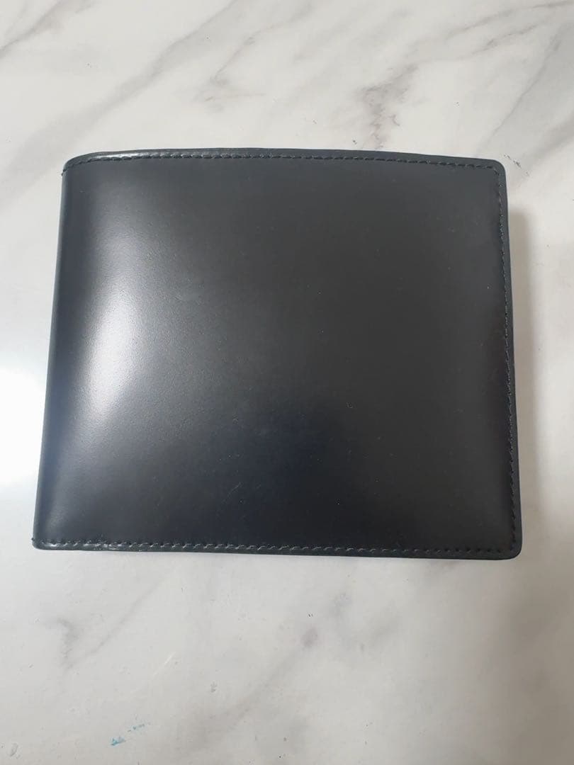 PRARE 黒レザー二つ折り財布