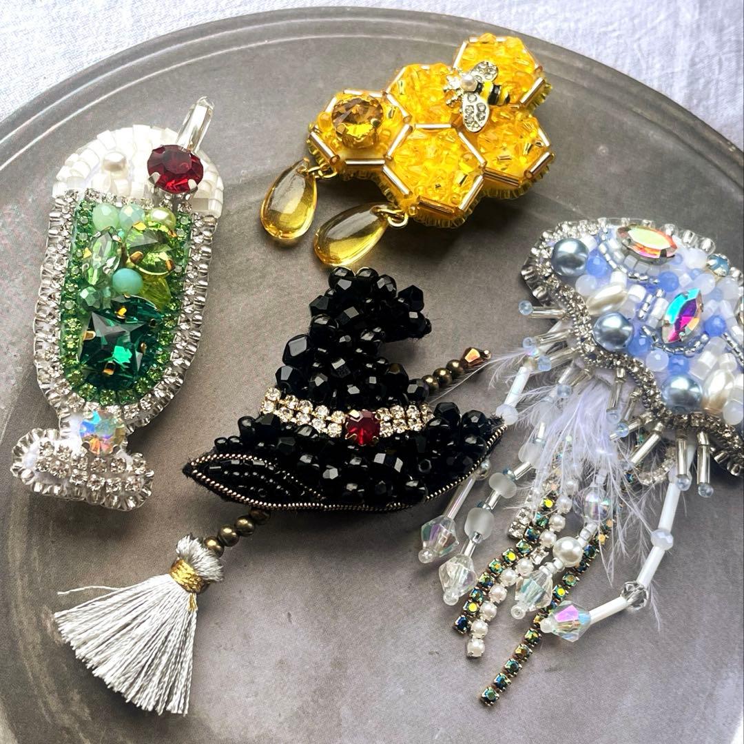 イルカメ 魔女ハット クリームソーダ ビーズ 刺繍ブローチ