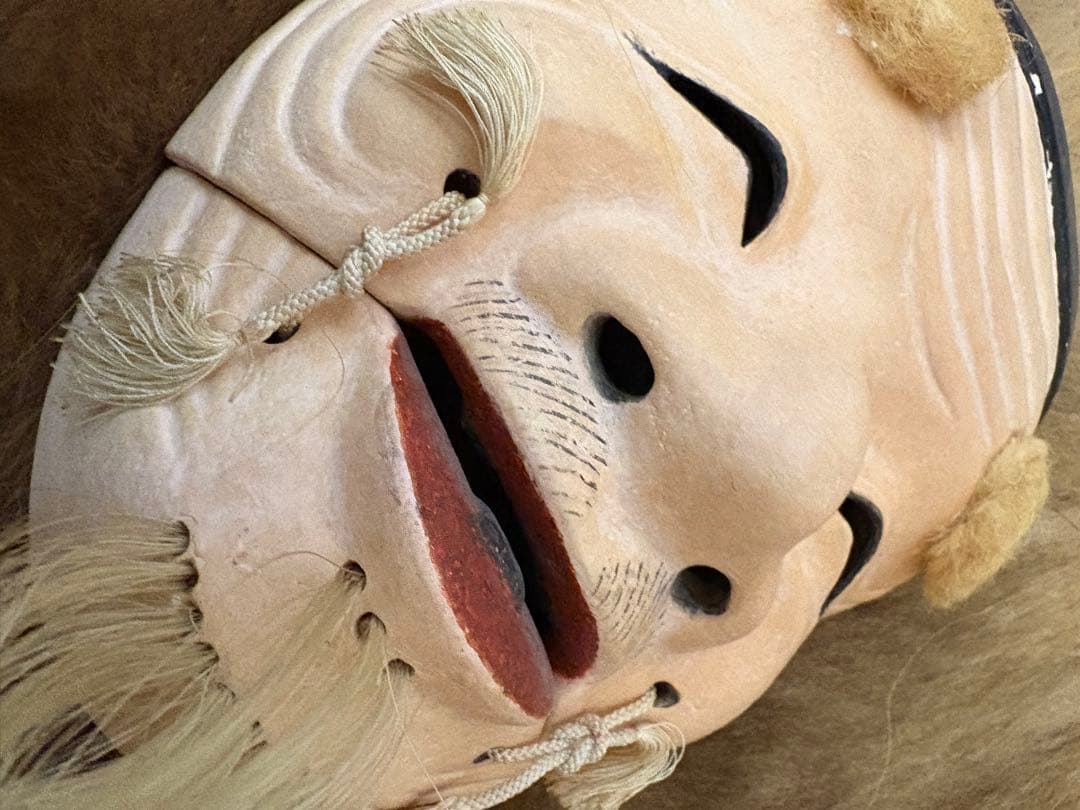 伝統的な能面 木製 毛の装飾付き　Japanビンテージ骨董