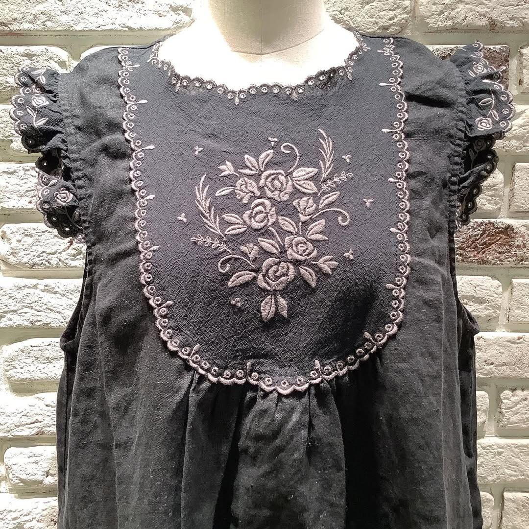 ローズ柄刺繍ノースリワンピース