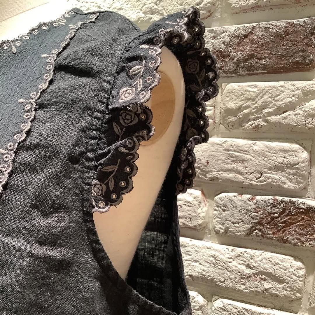 ローズ柄刺繍ノースリワンピース