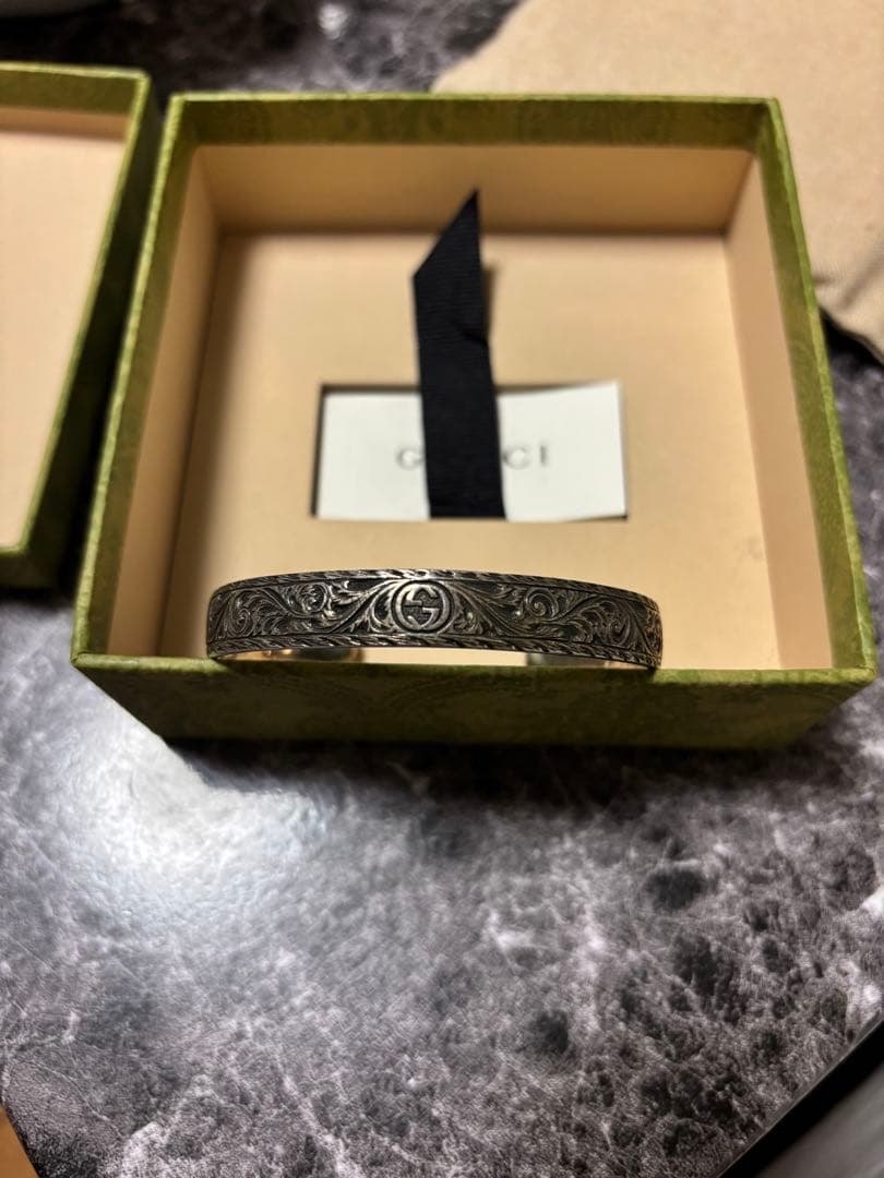 GUCCI エングレーブデザイン バングル