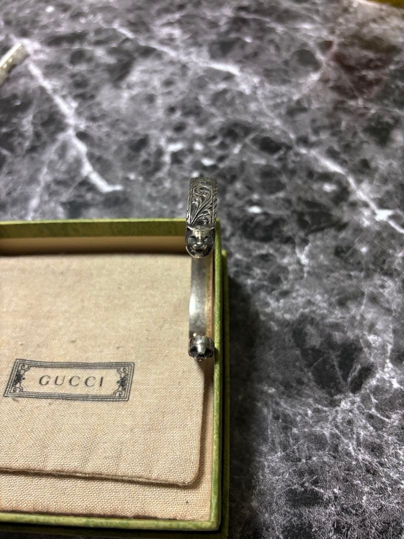 GUCCI エングレーブデザイン バングル