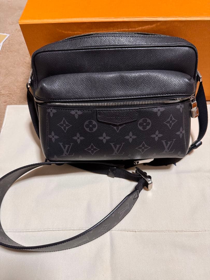 ルイヴィトン アウトドア メッセンジャーPM ショルダーバッグ