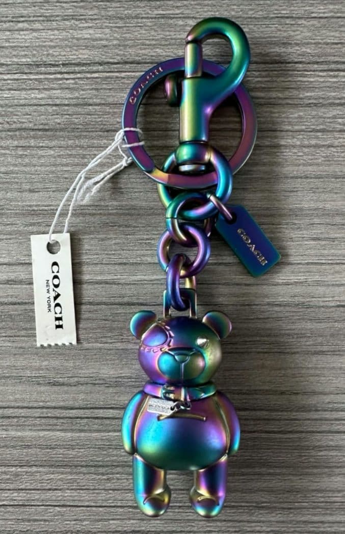 新品 COACH ホログラム オイルスリック 虹色 テディベア バッグチャーム