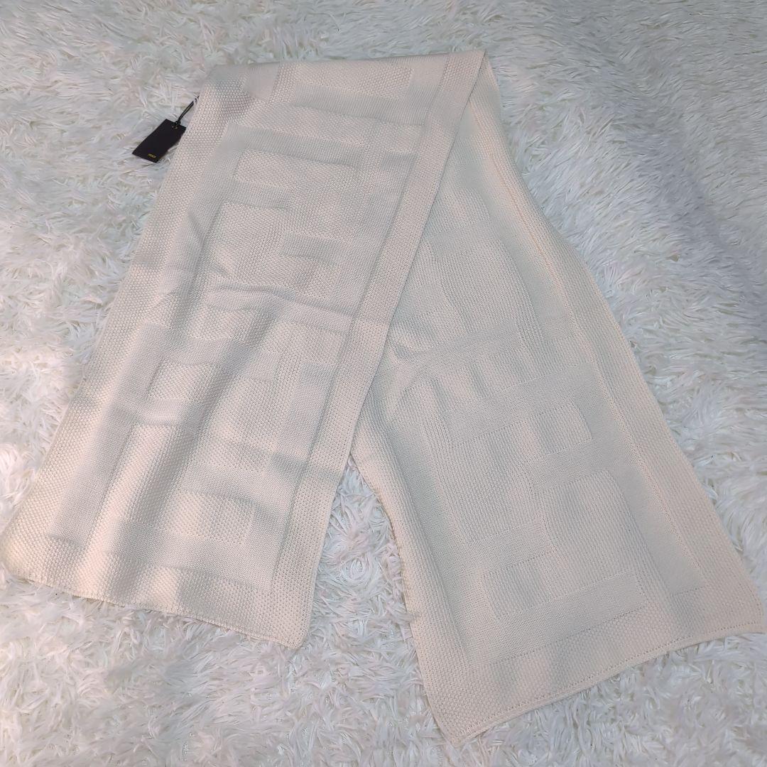 未使用タグ付き 国内正規品 FENDI ホワイトエンボスロゴ マフラー