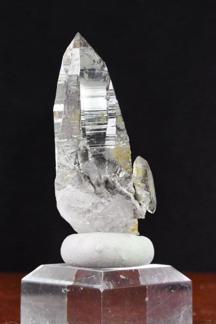 ガネーシュヒマール ヒンドゥン産 ライトスモーキー ルチル付き