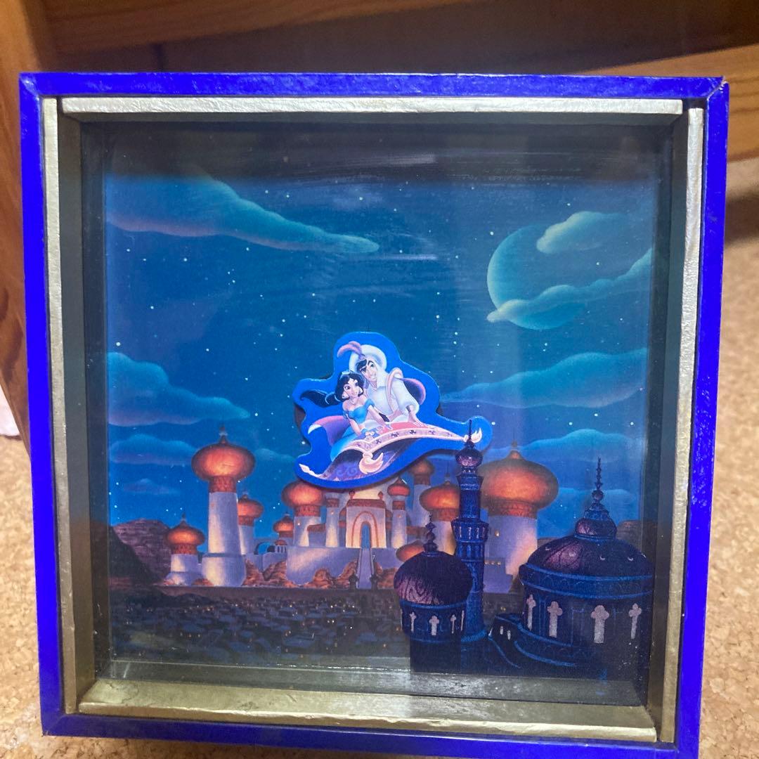 ディズニーランド限定　魔法の絨毯に乗ったアラジンとジャスミンが動くオルゴール