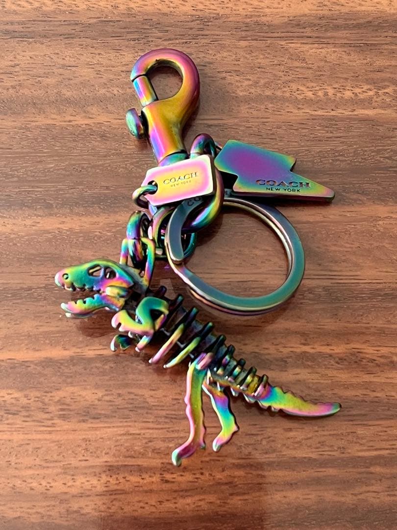 美品 【COACH】コーチ /レキシー虹色恐竜-レインボーキーホルダー